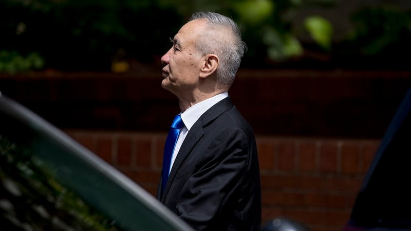 中国副总理刘鹤2019年5月10日离开美国贸易代表办公室。(美联社)