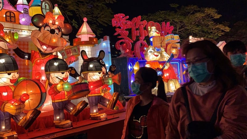 在元霄节看灯会民众戴口罩。(记者夏小华摄)