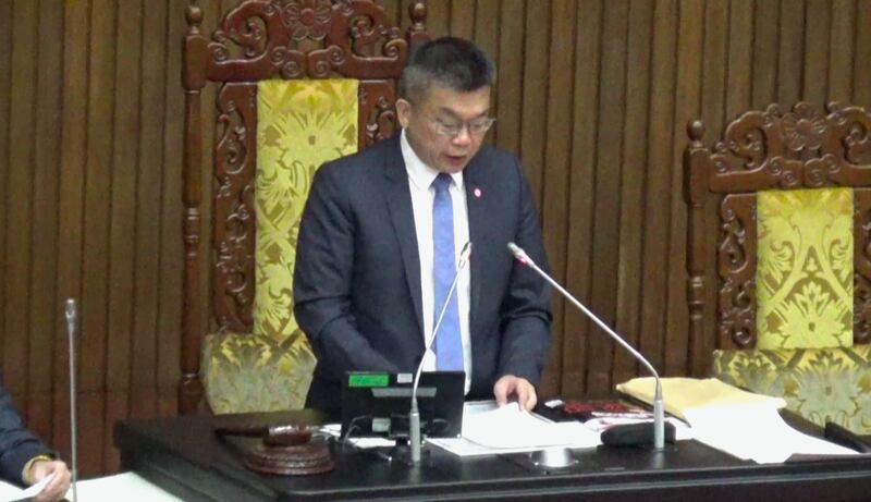 立法院副院长蔡其昌6日宣读院会无异议通过的“台美复交”以及“美国协防台湾”两项决议案内容。(记者夏小华摄)