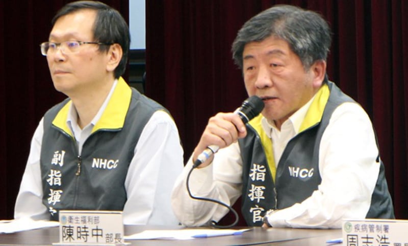 台湾卫生福利部部长陈时中(右)(疾管署提供)