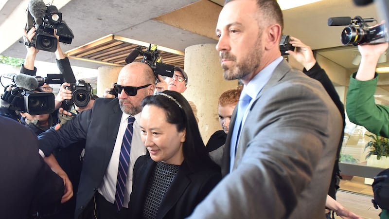 资料图片:2019年5月8日,孟晚舟出庭后离开不列颠哥伦比亚省最高法院。(法新社)