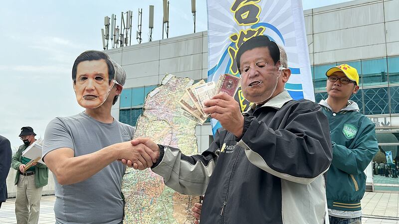 独派“台湾国”成员在桃园机场外抗议马英九出访中国。(记者夏小华摄)