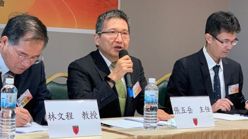 图四、淡江大学两岸关系研究中心主任张五岳(中)。(记者夏小华摄)