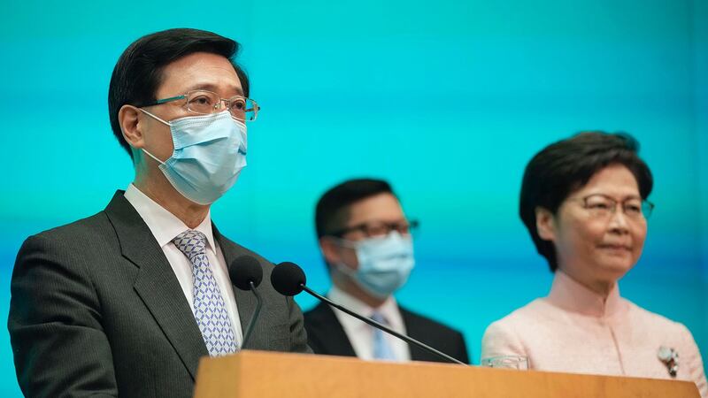 资料图片:2021 年 6 月 25 日,香港行政长官林郑月娥、保安局局长邓炳强(中)和政务司司长李家超(左)出席在香港举行的新闻发布会。 (美联社)