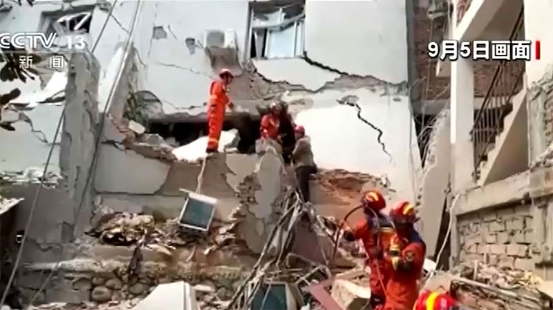 2022年9月5日,四川省甘孜藏族自治州泸定县青岗坪村发生6.8级地震后的画面。(视频截图/路透社/CCTV)