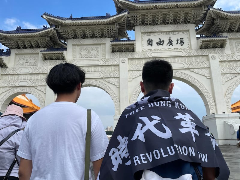 在台湾读书的港人阿强和梅西无惧《国安法》和23条的恐吓,手持已被港府禁用的标语和旗帜参与反送中纪念的游行。(陈子非摄)