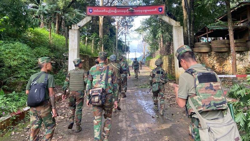 တအာင်းအမျိုးသား လွတ်မြောက်ရေးတပ်မတော် (TNLA)၊ ပြည်သူကာကွယ်ရေးတပ်မတော်-မန္တလေး (MDY-PDF) အပါအဝင် တော်လှန်ရေးပူးပေါင်းတပ်ဖွဲ့ဝင်များအား ၂၀၂၄ ခုနှစ်၊ ဇူလိုင်လ ၂၇ ရက်နေ့က မိုးကုတ်မြို့ စစ်ကောင်စီတပ်ခန်းသိမ်းဆည်းအပြီး တွေ့ရစဉ်။ (ဓာတ်ပုံ - မိုးကုတ်ဗျူဟာ)