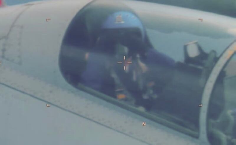 2022年6月8 日,美军清楚拍摄到解放军负责驾驶的军机机师。(美国国防部图片)