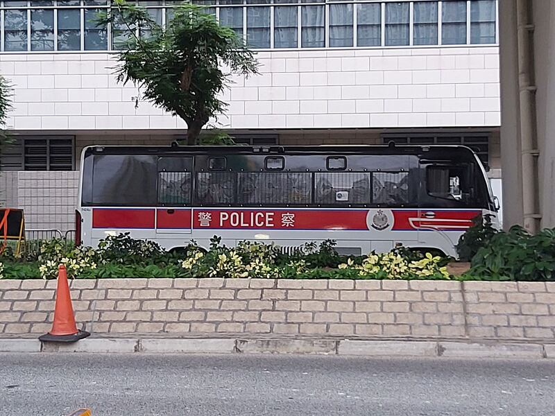 2023年12月18日,香港警方在西九龙法院门外部署警车。(记者 高锋摄)