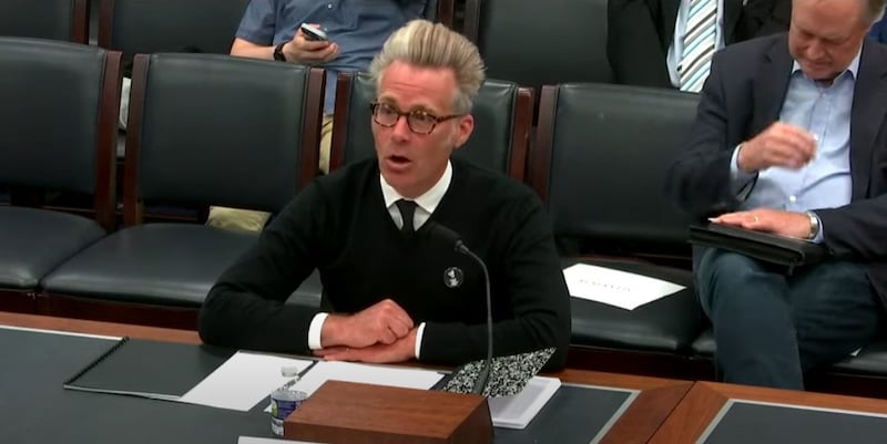 长期居住在香港的美国作家科恩(Brian Kern)也在听证会上发表证词。 (CECC听证会视频截图)