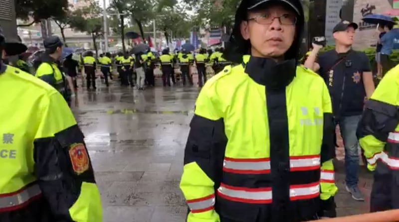 派团体抗议台湾撑港游行。警方以人墙隔开抗议团体。(记者夏小华摄)