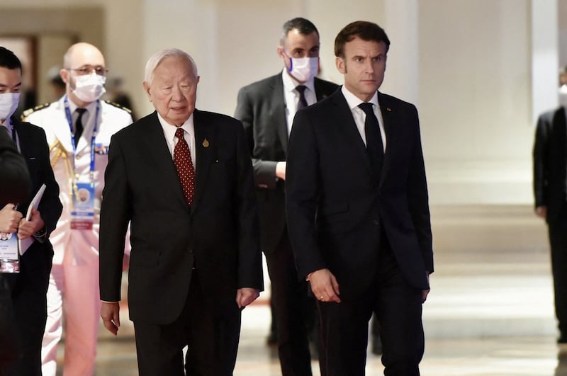 2022 年 11 月 17 日,台湾半导体制造公司 (TSMC) 的创办人张忠谋代表蔡英文总统,和法国总统马克宏抵达泰国曼谷参加亚太经合会(APEC )晚宴。(路透社)