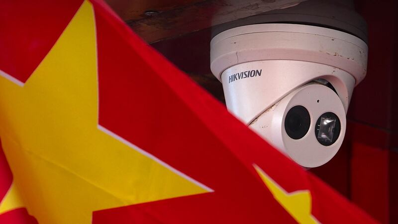 海康威视监控摄像头附近悬挂着一面中国国旗。(美联社)