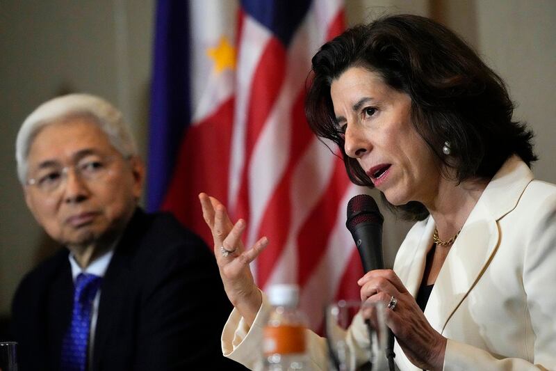 2024年3月11日,菲律宾贸易和工业部部长阿尔弗雷多·帕斯夸尔(Alfredo Pascual,左)、美国商务部长吉娜·雷蒙多(Gina Raimondo,右)在菲律宾出席新闻发布会。(美联社)