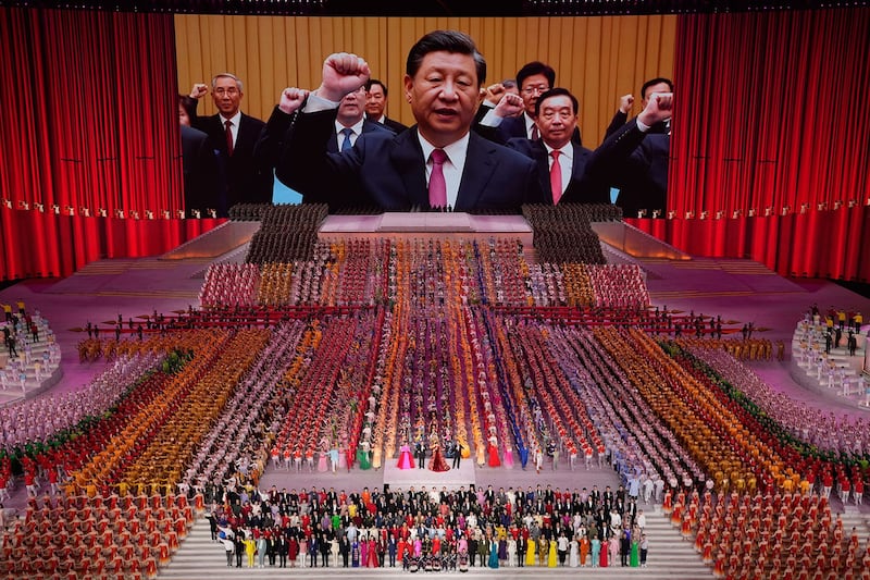 2021 年 6 月 28 日,在北京举行的中国共产党成立 100 周年庆典之前,习近平带领其他高级官员在屏幕上向党宣誓。 (美联社)
