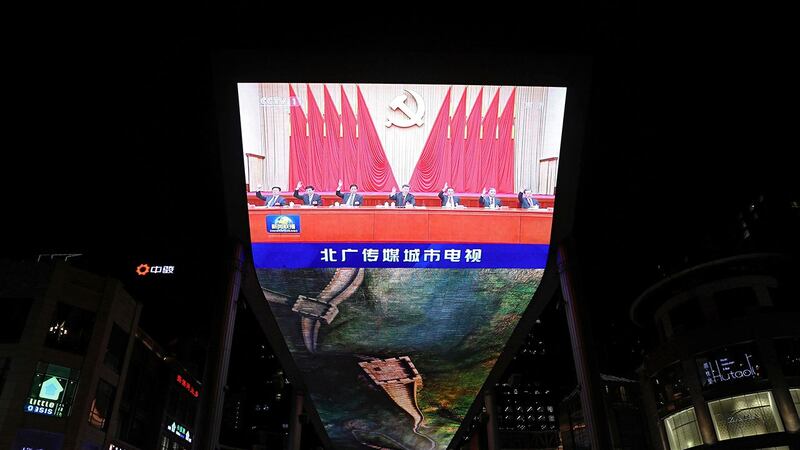2021 年 11 月 11 日,大屏幕显示习近平出席在北京举行的中共十九届六中全会。(路透社)
