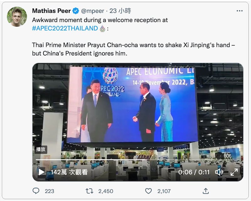 德国《商报》记者Mathias Peer在推特发文说,在APEC欢迎招待会上的尴尬时刻,泰国总理巴育想和习近平握手——但中国国家主席不理会他。巴育还尴尬地摸摸鼻子后离开。(Mathias Peer推特/夏小华提供)
