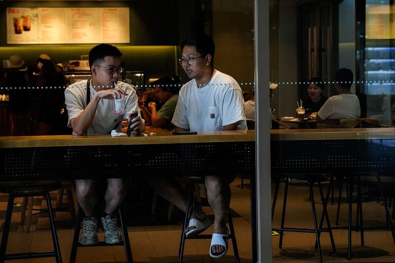 2023年8月15日在北京一家购物中心咖啡馆内消费的顾客。(美联社)