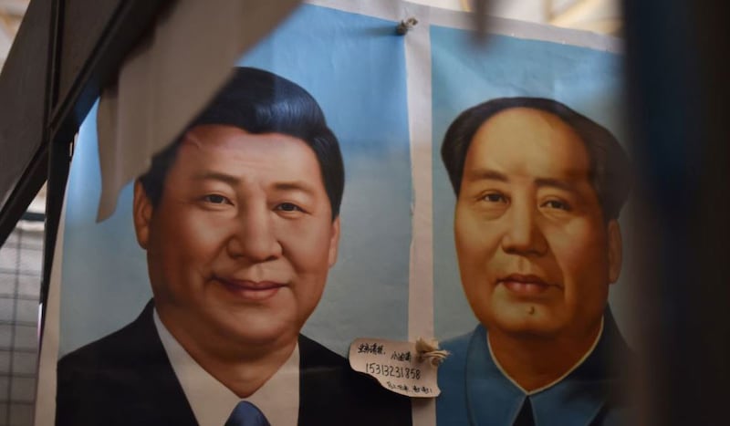 图为北京市场上的中国国家主席习近平像和毛泽东像。(AFP图片)
