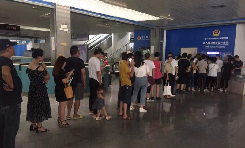 中国大陆8月1日起暂停台湾自由行,厦门出入境管理局在7月31日封关前,排了长长的人龙抢办自由行证件。(郭姓旅客提供)