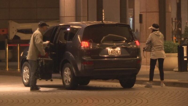 向心夫妇虽被限制出境,但未受居住限制,仍可自由活动。(截图自三立新闻)