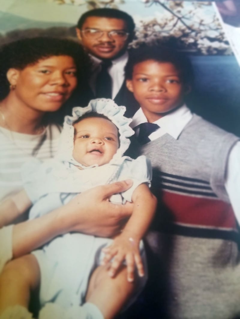 1985年,威尔斯一家的合影。小威尔斯的父母当时约30岁, 小威尔斯12岁,他的妹妹肯德里亚(Kendria)刚满六个月。(威尔斯一家提供)