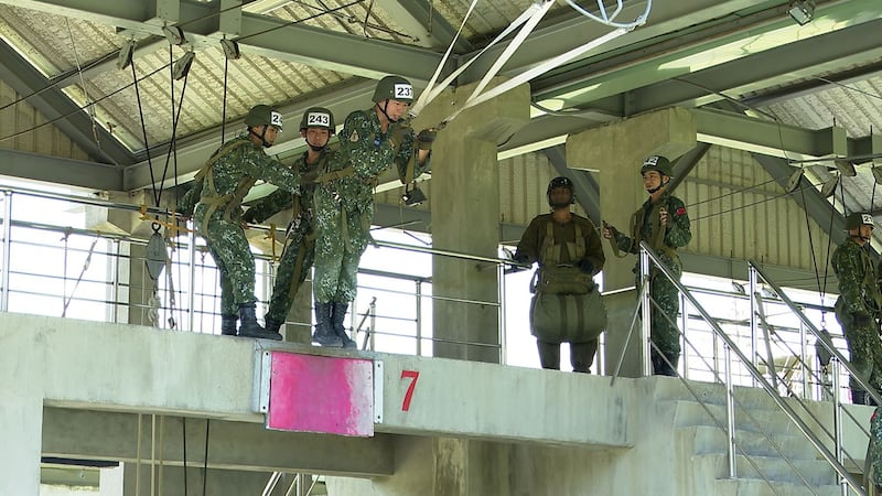 蔡英文1日视察屏东陆军空降训练中心。(记者李宗翰摄)