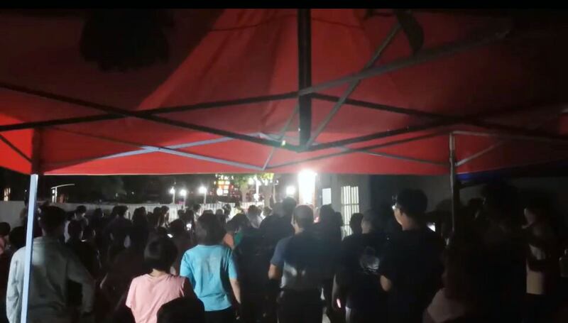 武汉市黄陂区盘龙城小区居民抗议,高喊“解封”。(志愿者提供)