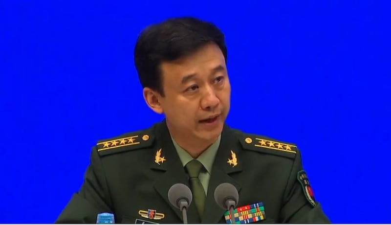 2019年7月24日,中国国务院新闻办公室发表2019《新时代的中国国防》白皮书。中国国防部新闻发言人吴谦在记者会上。(视频截图/路透社)