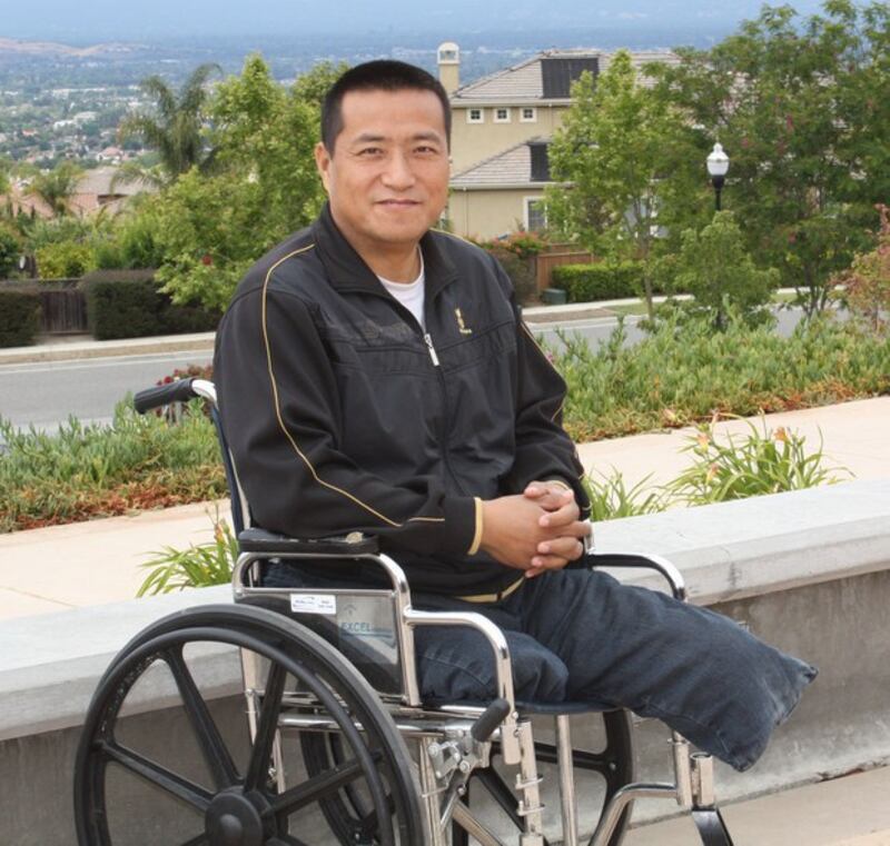 在六四屠杀中被解放军坦克碾压失掉双腿的方政(CK摄/RFA资料)