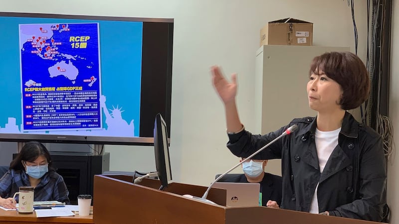 民进党籍立委陈亭妃16日质询经济部长王美花台湾经济受RCEP冲击的影响评估。(记者夏小华摄)