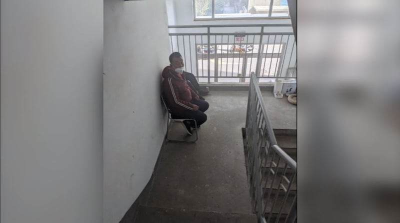 当局派人留守在律师王全璋家门外。(王全璋独家提供,拍摄日期不详)