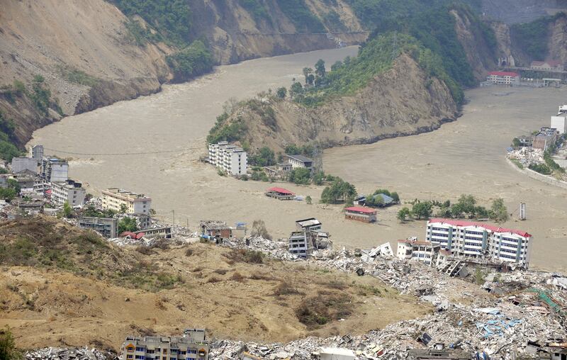 2008年汶川地震，超过2,000座水坝出现了裂缝。