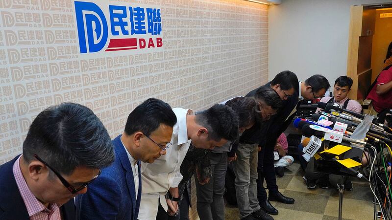 2019年12月25日,亲北京政党民建联主席李慧琼领导的亲北京政党候选人,为他们在香港地方议会选举中的失败而道歉。(美联社)