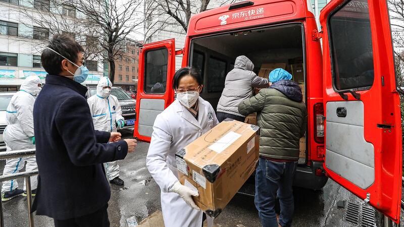 2020年1月26日,工作人员在武汉市第四医院搬运援助物资。(法新社)