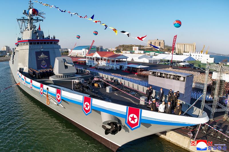 북한, 5,000t급 신형구축함 '최현호' 진수식 개최