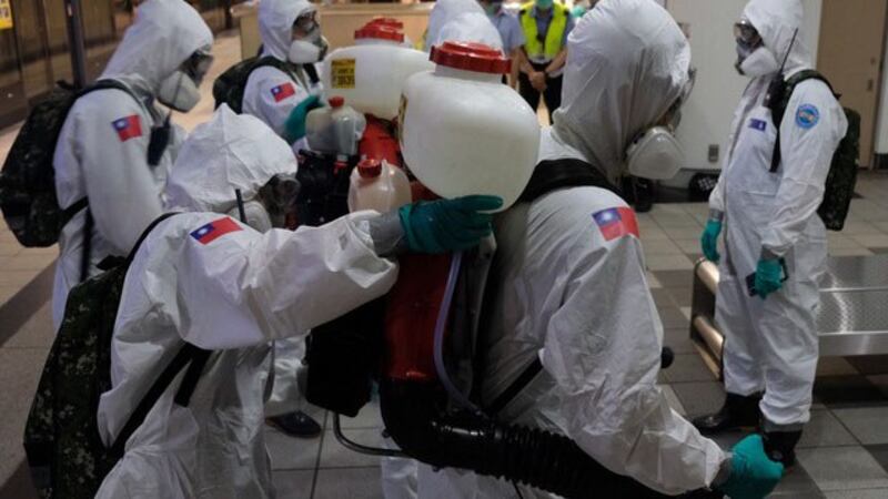 台湾疫情爆发,拜登给韩军55万剂疫苗,台湾缺乏疫苗,学者建议台湾政府向美国争取疫苗给台湾军人施打。(法新社)