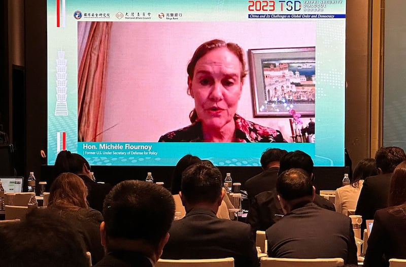 美国前副国防部长佛洛诺伊(Michele Flournoy)8日视讯出席 “2023台北安全对话”。(记者夏小华摄)