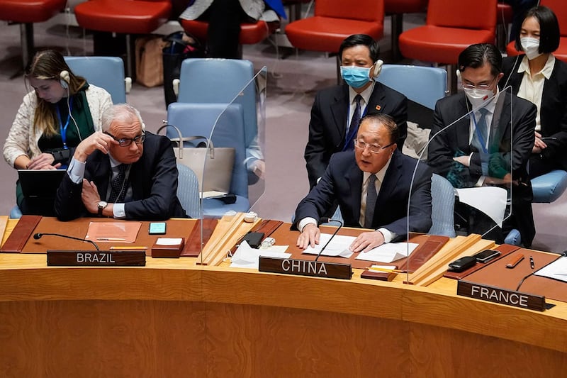 2022 年 3 月 23 日,中国驻联合国大使张军在联合国总部举行的联合国安理会会议上发言。 (美联社)