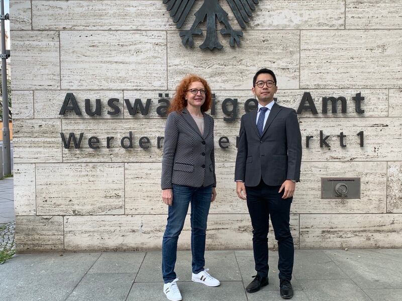 香港众志创党主席罗冠聪与德国绿党国会国会议员鲍泽(Margarete Bause)(左)在德国外交部大楼前参与了抗议中国外长访德集会。(吴亦桐 摄/粤语组)