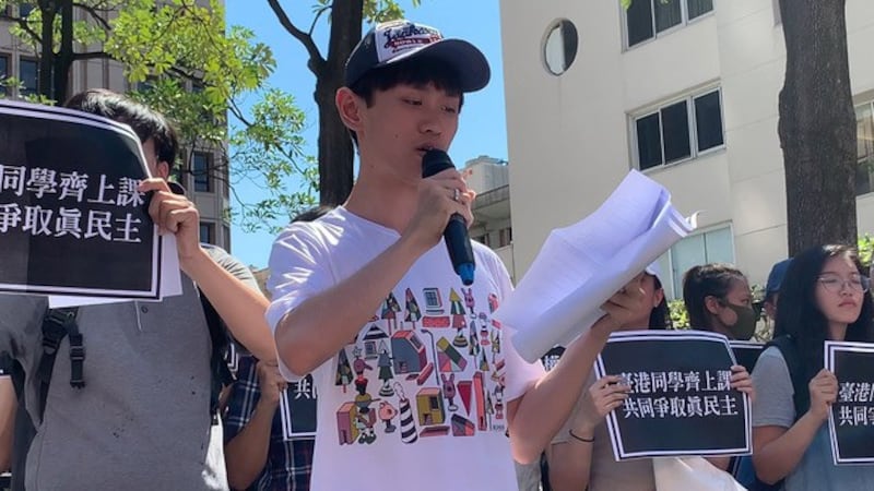 台艺大学生会会长许淙凯代为宣读被捕港生罗同学声明。(记者 黄春梅摄)