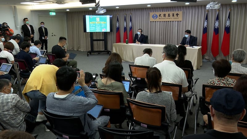 台湾陆委会主委陈明通(左)、副主委邱垂正(右)18日召开记者会,公布“香港人道援助关怀行动专案”。(记者李宗翰摄)