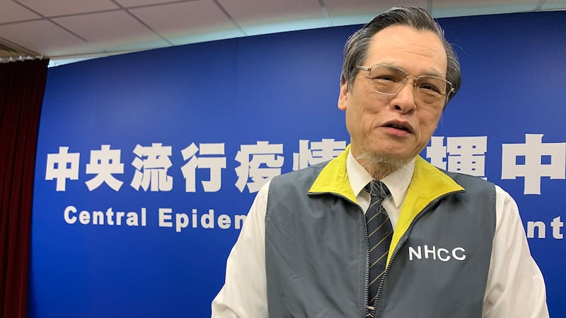 陆委会主委陈明通11日以“小明的故事”说明人道考量开放陆配子女入境。(记者夏小华摄)