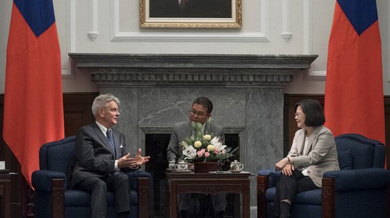 法国参议员李察(左)曾于2018年访问台湾(台湾总统府资料图)