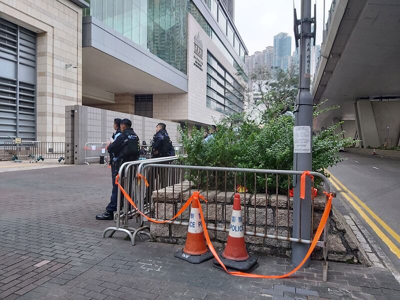 2023年12月18日,黎智英涉嫌违反国安法案开审。香港当局在法院一带加派警力戒备。(记者 高锋摄)