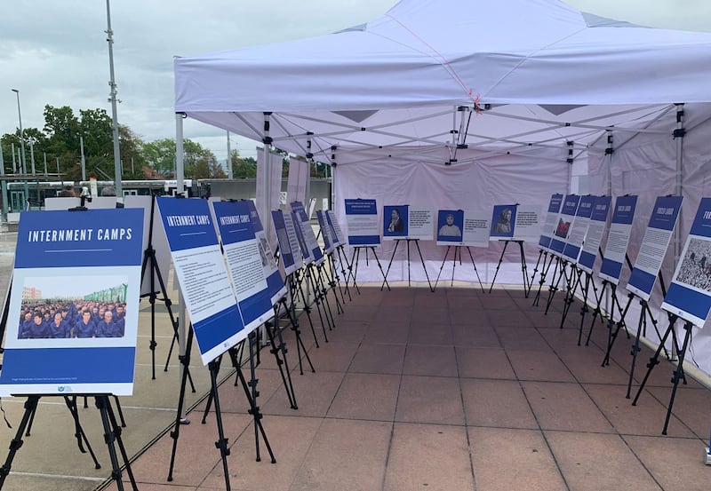 正在日内瓦举办的“失踪者之墙”维吾尔图片展览的部分内容(自由亚洲电台维语组提供)