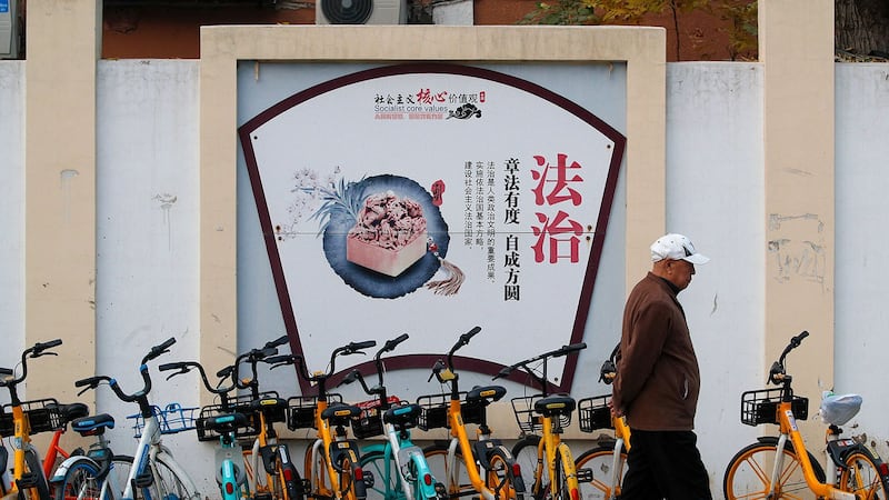 北京居民住宅区附近的宣传板,描绘着的社会主义核心价值观。 (美联社)