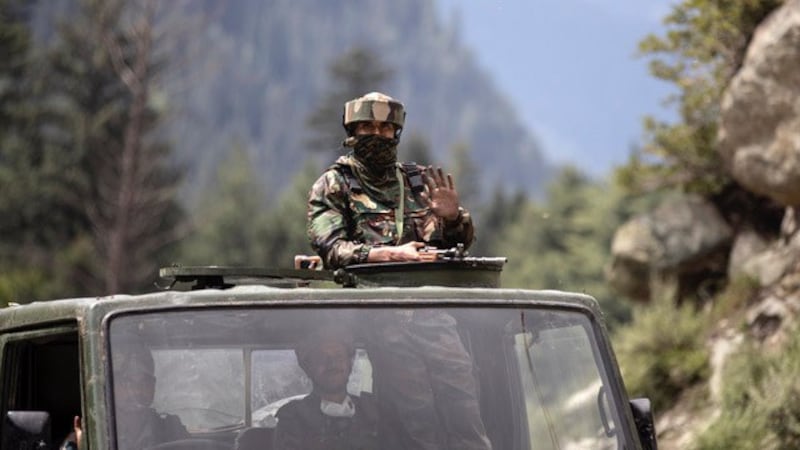 近日中国在中印边界兴建有保暖功能的基地,印度则是加强了对边界的侦察行动。(美联社)