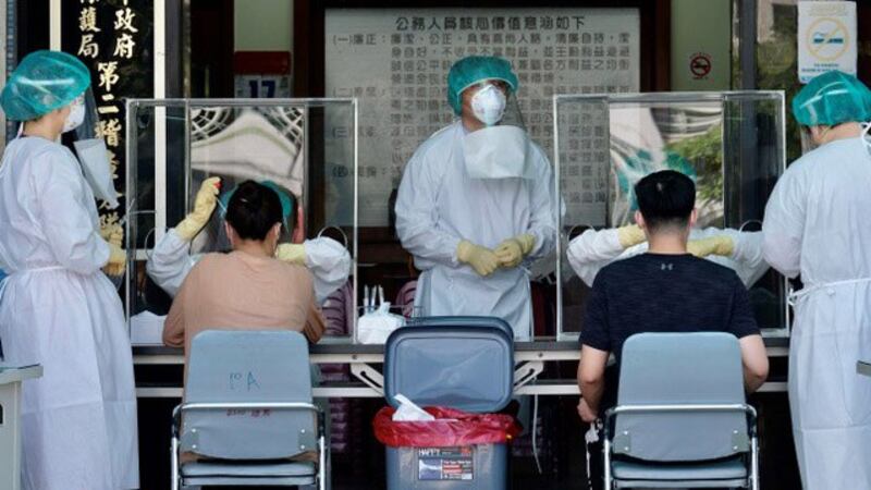 台湾设立多处筛检站，供民众筛检。(法新社)