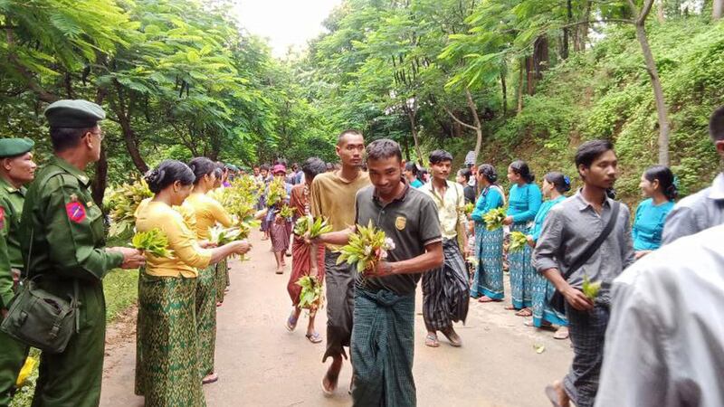နေပြည်တော်တိုင်းစစ်ဌာနချုပ်နယ်မြေတွင် ပြည်သူ့စစ်မှုထမ်းသင်တန်း အမှတ်စဥ် (၅) တက်ရောက်ရန်လာရောက်ကြသည့် သင်တန်းသားများအား ၂၀၂၄ ခုနှစ်၊ စက်တင်ဘာလ ၄ ရက်နေ့က တွေ့ရစဉ်။ (Photo: Telegram/ ပြည်သူ့စစ်မှုထမ်းများ စုစည်းရာ)